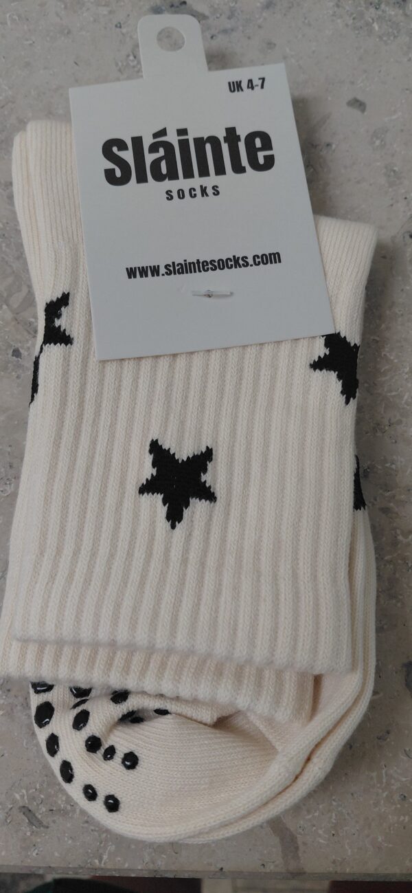 Amach Anocht BáinIn Pilates Grip Socks
