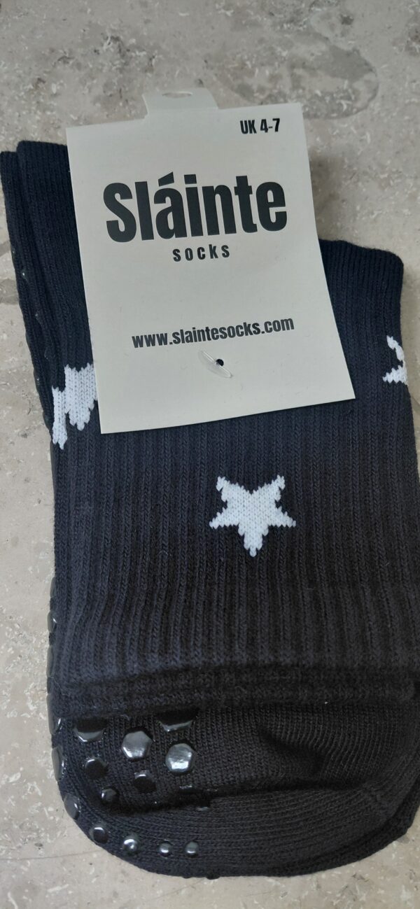 Amach Anocht Dubh Pilates Grip Socks