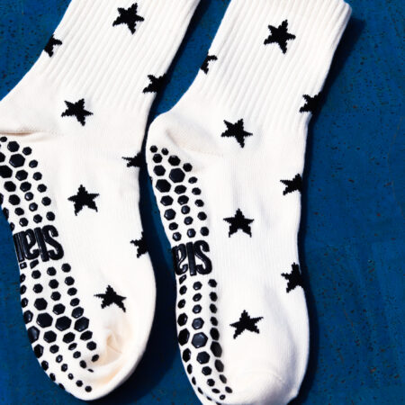 Amach Anocht Báinín Pilates Grip Socks