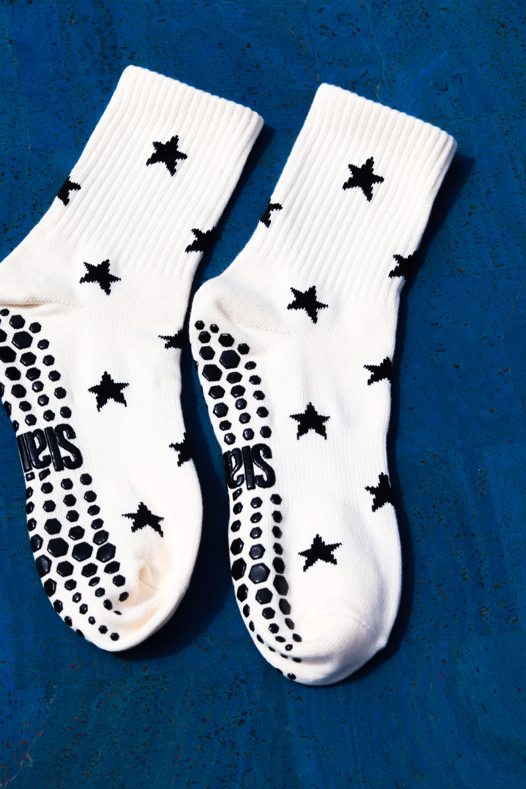 Amach Anocht Báinín Pilates Grip Socks
