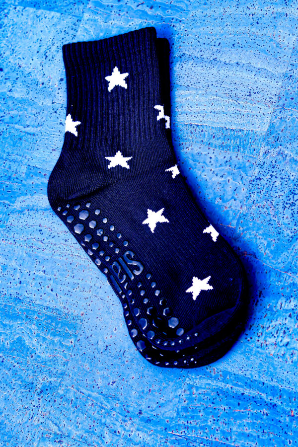 Amach Anocht Dubh Pilates Grip Socks